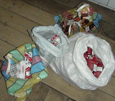 Mii de pachete cu ţigări de contrabandă şi o puşcă cu aer comprimat deţinută ilegal, confiscate de poliţişti